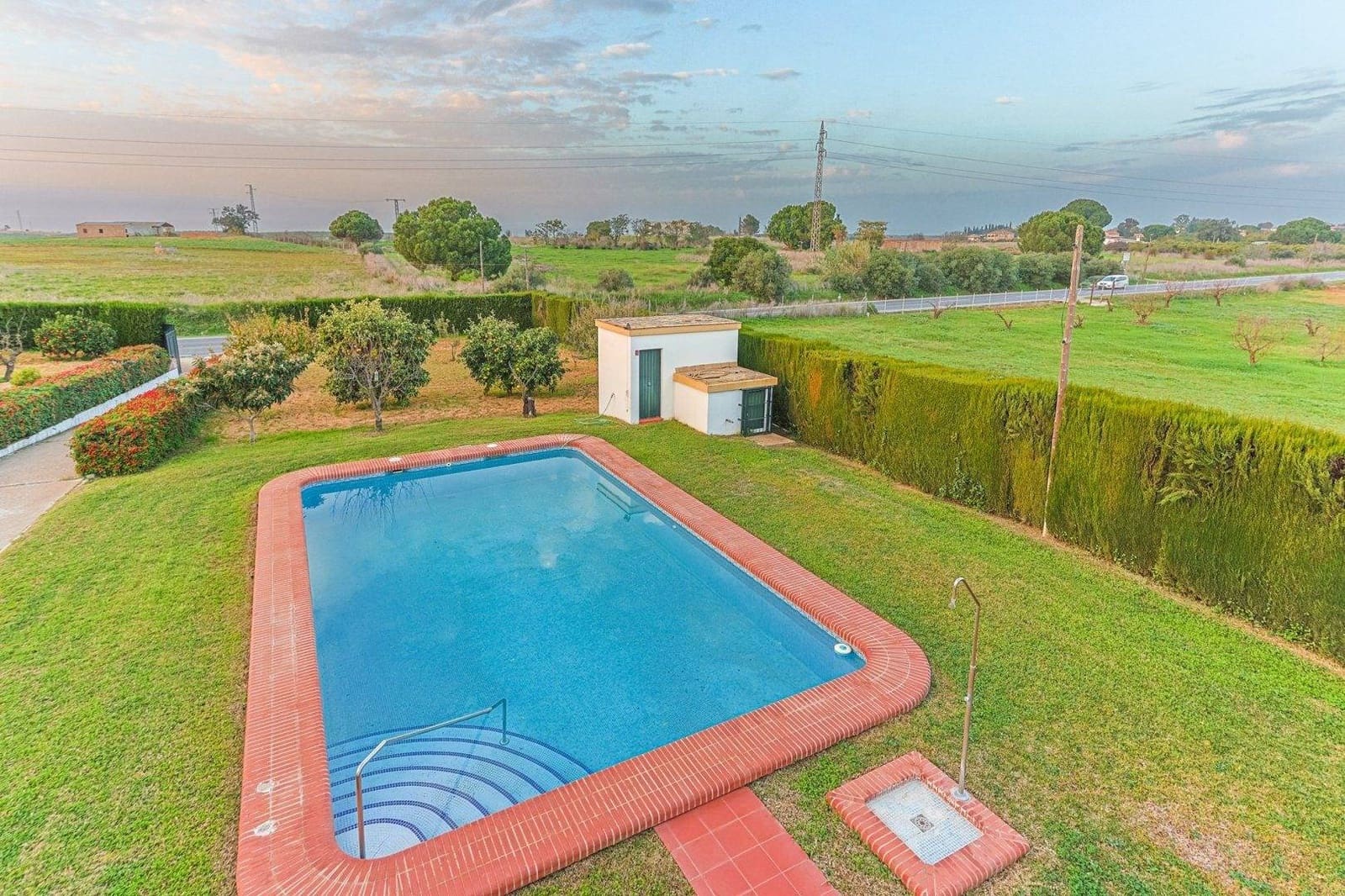 5 Zimmer Villa zu verkaufen in Sanlucar la Mayor mit Pool Garage - 369.990 € (Ref: 9855490)