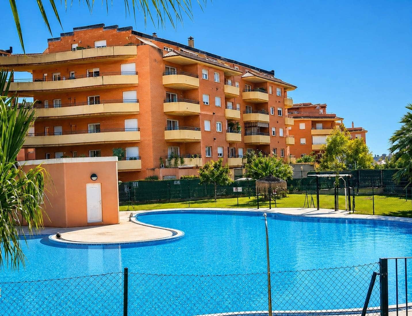 2 bedroom Apartment for sale in San Luis de Sabinillas with pool garage - € 265,000 (Ref: 9867037)