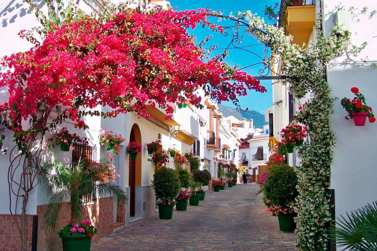 2 bedroom Apartment for sale in Estepona with pool garage - € 394,000 (Ref: 9997149)