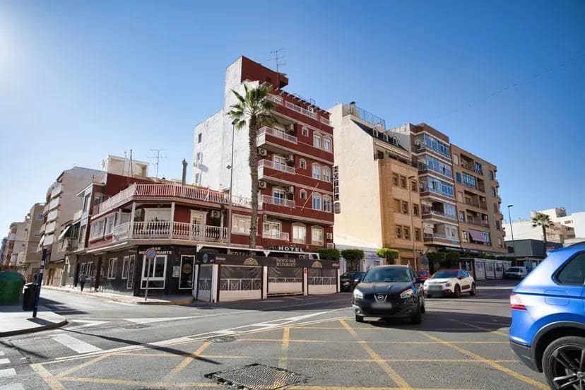 25 soveværelse Hotel til salg i Torrevieja - € 1.500.000 (Ref: 10007476)