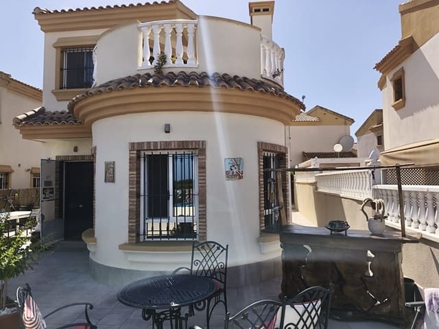 3 sypialnia Willa na sprzedaż w Guardamar del Segura z basenem garażem - 345 000 € (Ref: 10018621)