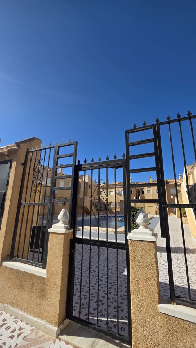 Bungalow de 3 habitaciones en Torrevieja en venta con piscina - 179.900 € (Ref: 10086179)