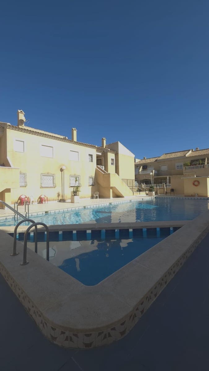 Bungalow de 3 habitaciones en Torrevieja en venta con piscina - 179.900 € (Ref: 10086179)