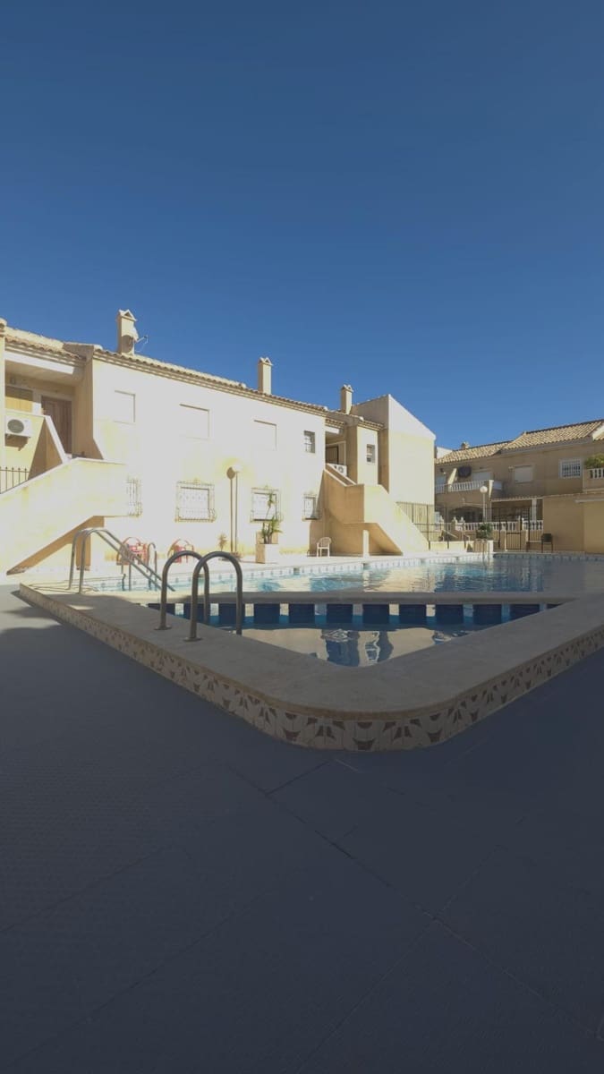 Bungalow de 3 habitaciones en Torrevieja en venta con piscina - 179.900 € (Ref: 10086179)