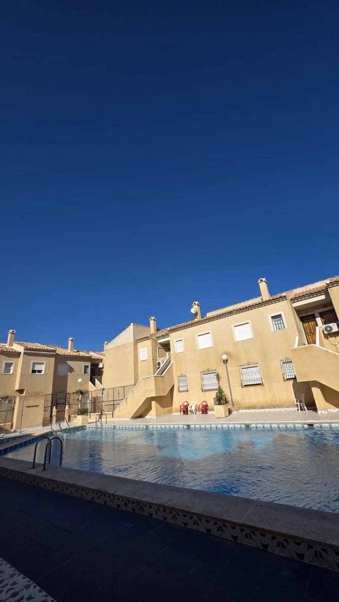 Bungalow de 3 habitaciones en Torrevieja en venta con piscina - 179.900 € (Ref: 10086179)