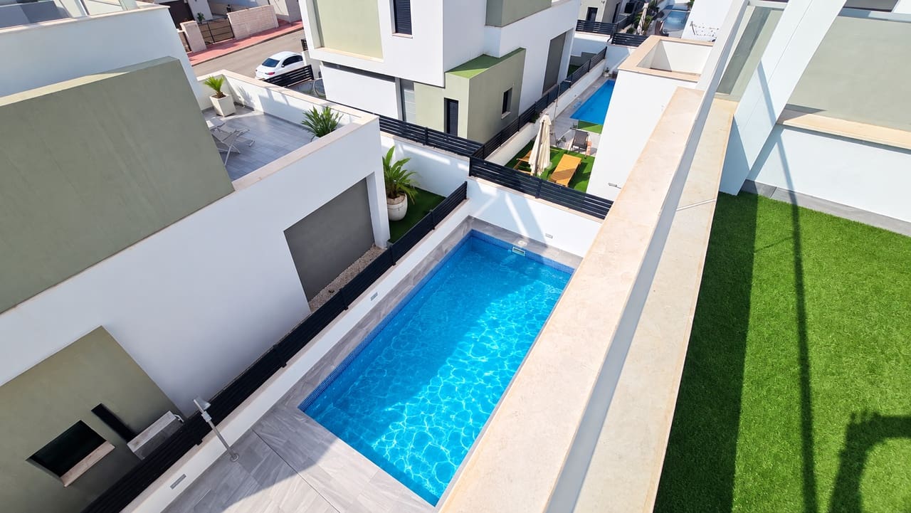 6 soverom Villa til salgs i Villamartin med svømmebasseng garasje - € 546 950 (Ref: 10100185)