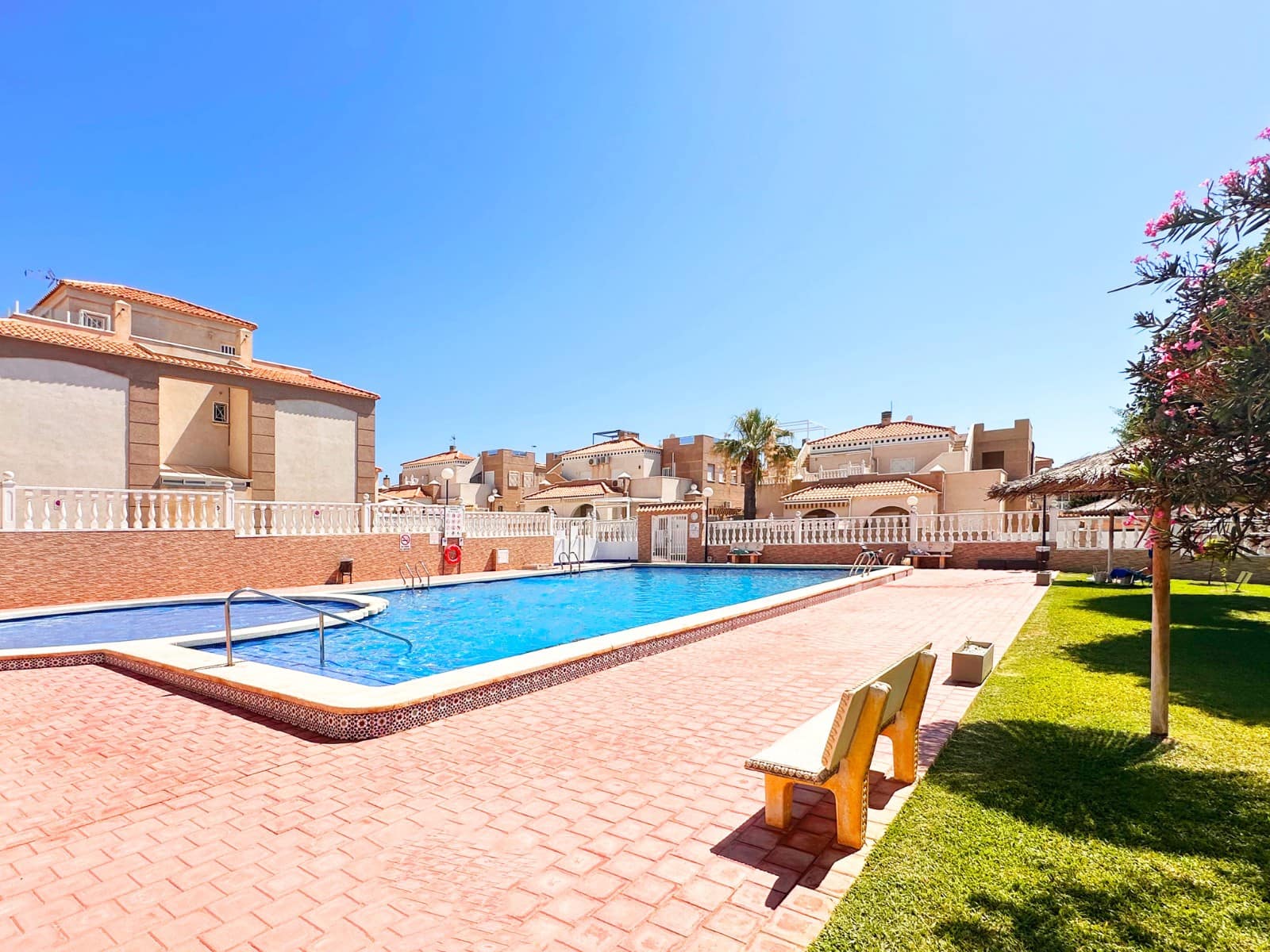 2 sypialnia Bungalow na sprzedaż w Torrevieja z basenem garażem - 179 950 € (Ref: 10102864)