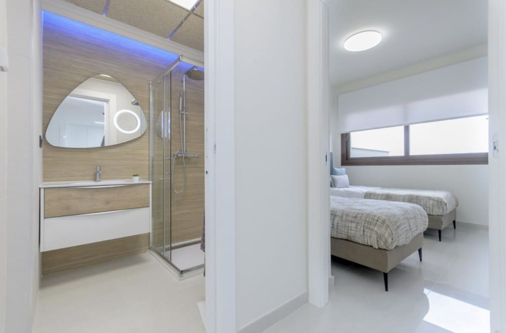 2 bedroom Apartment for sale in Torrevieja with pool - € 275,000 (Ref: 7374521)