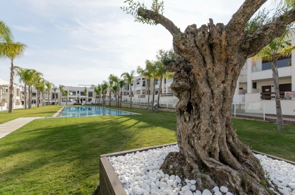2 bedroom Apartment for sale in Torrevieja with pool - € 275,000 (Ref: 7374521)
