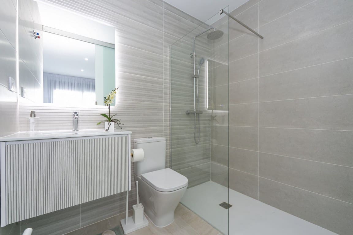 2 bedroom Apartment for sale in Torrevieja with pool - € 305,000 (Ref: 7374683)