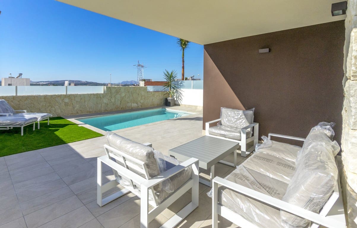 Chalet de 3 habitaciones en Rojales en venta con piscina - 649.000 € (Ref: 7480929)