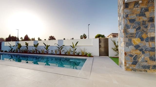 Chalet de 3 habitaciones en Las Lomas de Rame - Bahía Bella, Los Alcázares en venta con piscina garaje - 689.900 € (Ref: 7683509)