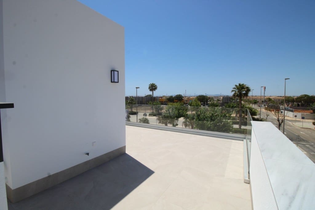 3 bedroom Villa for sale in Pilar de la Horadada with pool garage - € 725,000 (Ref: 8665846)