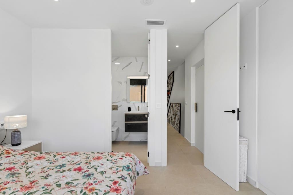 4 slaapkamer Villa te koop in Guardamar del Segura - € 436.000 (Ref: 9064060)