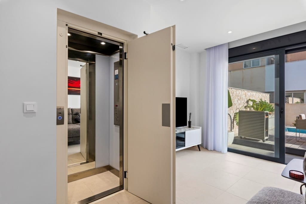 4 slaapkamer Villa te koop in Guardamar del Segura - € 436.000 (Ref: 9064060)