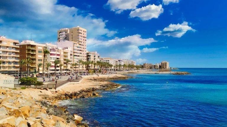 3 bedroom Apartment for sale in Torrevieja with pool - € 279,000 (Ref: 9081846)