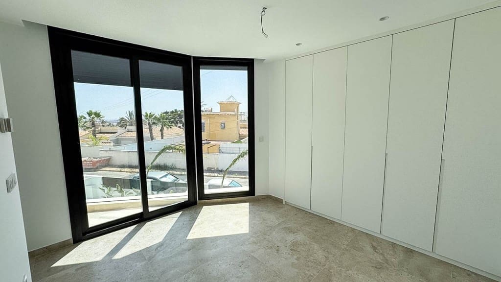 4 soverom Villa til salgs i Torrevieja med svømmebasseng - € 650 000 (Ref: 9136412)