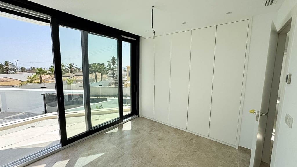 4 soverom Villa til salgs i Torrevieja med svømmebasseng - € 650 000 (Ref: 9136412)