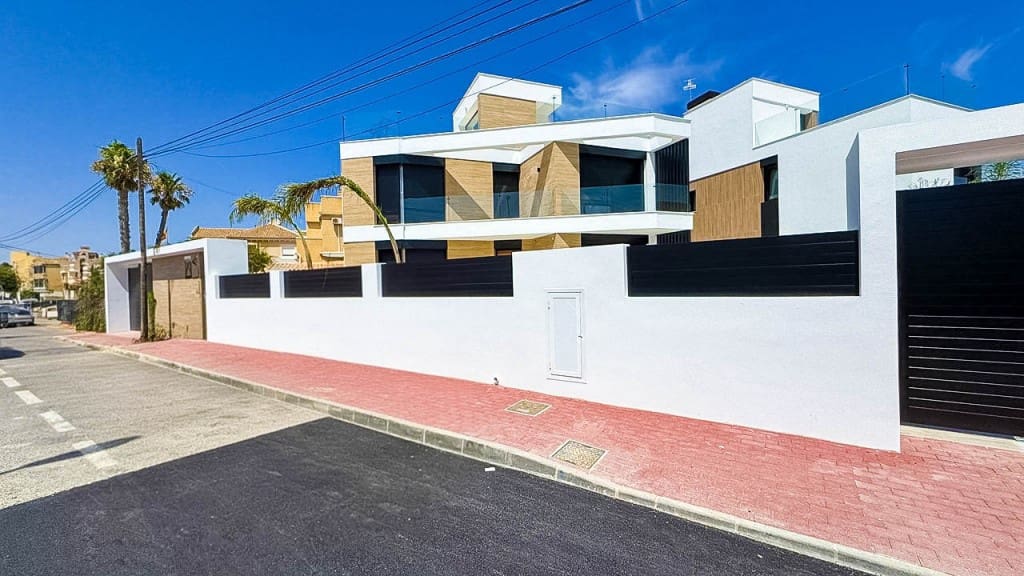 4 soverom Villa til salgs i Torrevieja med svømmebasseng - € 650 000 (Ref: 9136412)