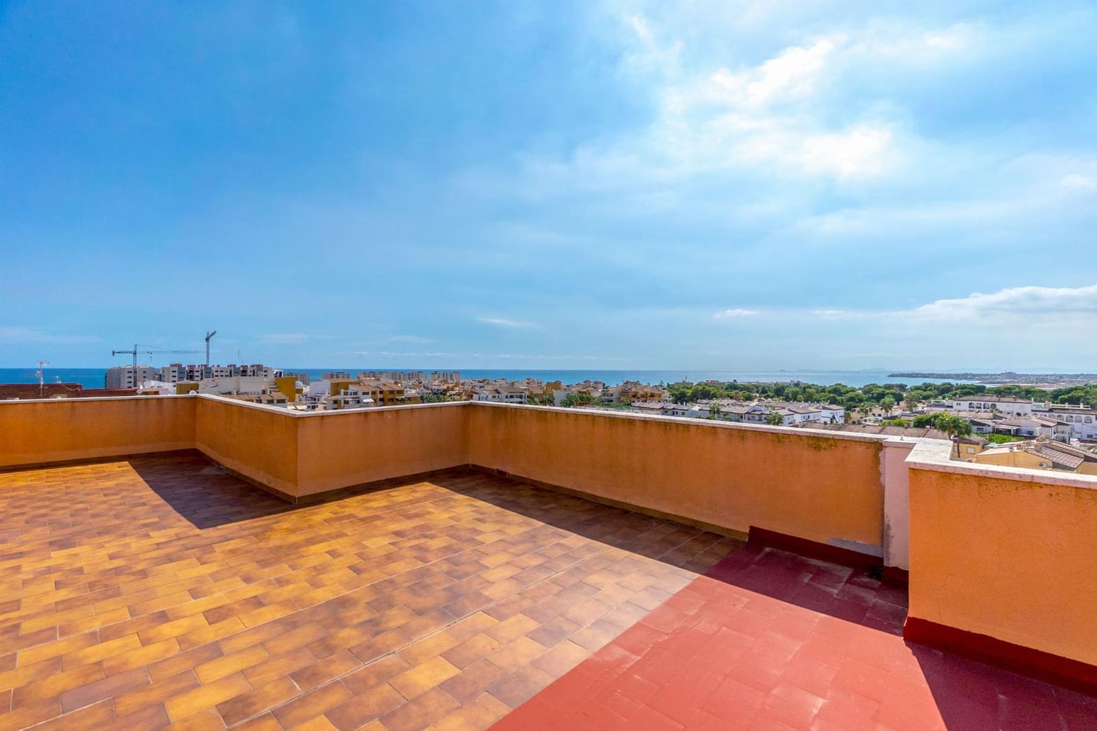 Apartamento de 2 habitaciones en Torrevieja en venta con piscina - 150.000 € (Ref: 9342149)