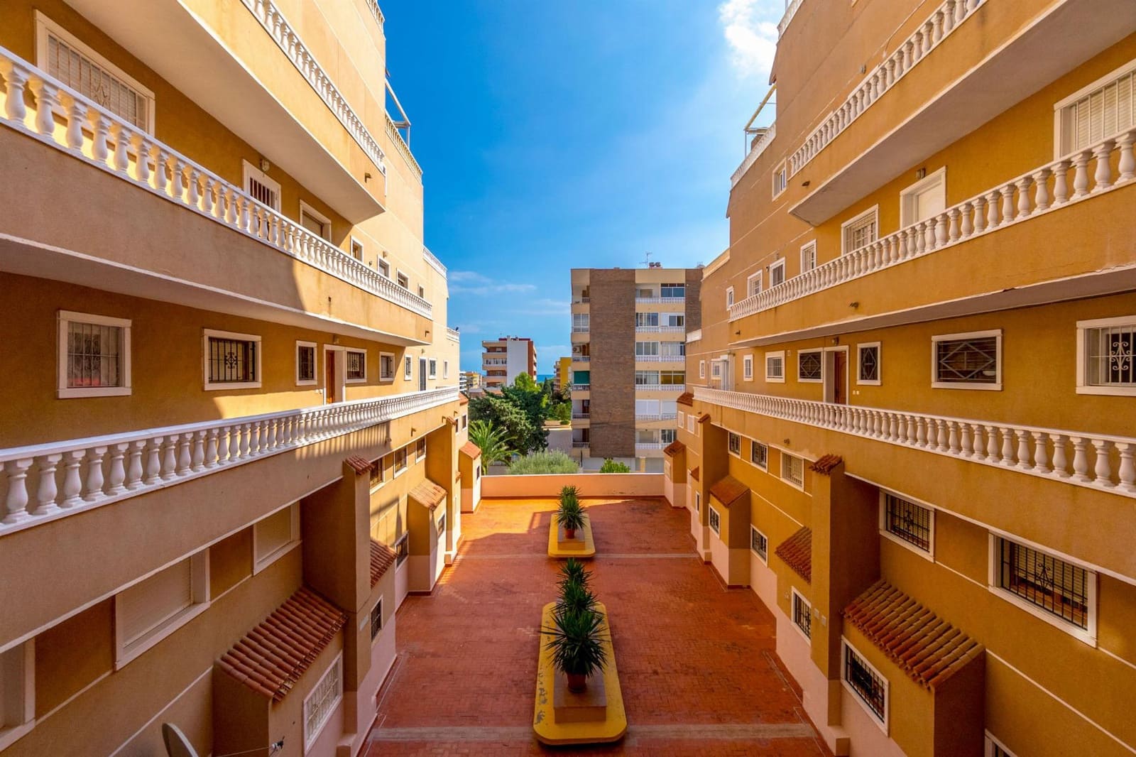 Apartamento de 2 habitaciones en Torrevieja en venta con piscina - 150.000 € (Ref: 9342149)