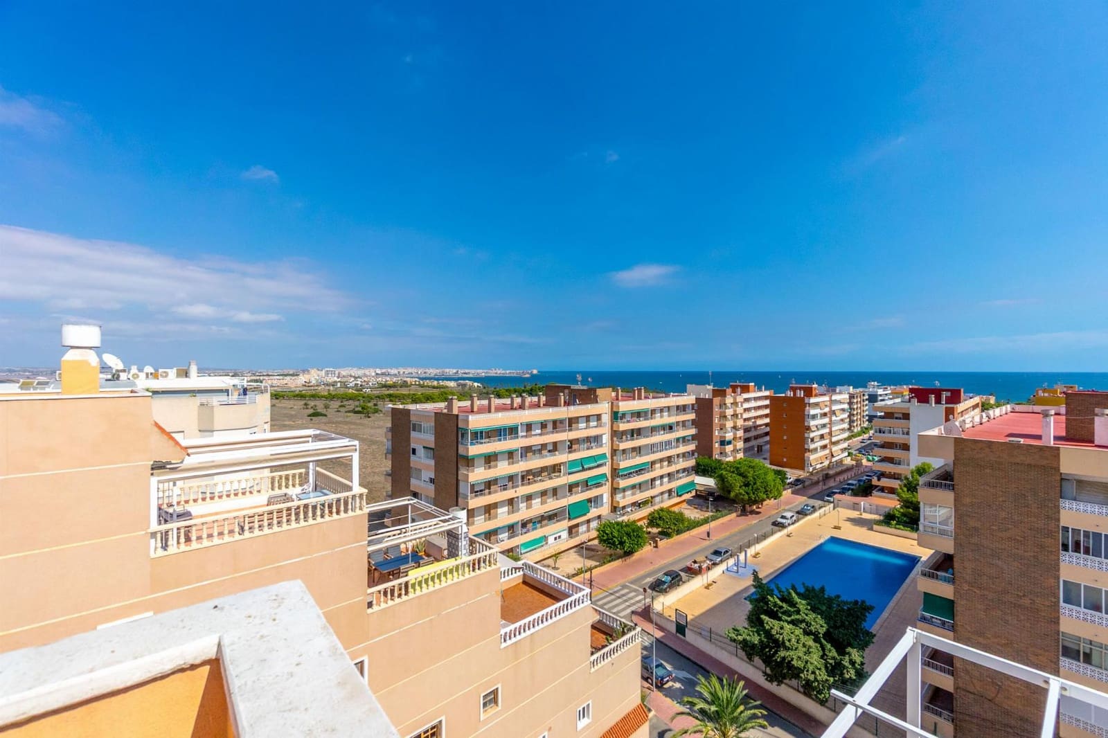 Apartamento de 2 habitaciones en Torrevieja en venta con piscina - 150.000 € (Ref: 9342149)