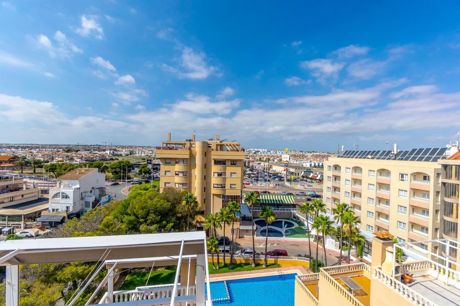 Apartamento de 2 habitaciones en Torrevieja en venta con piscina - 150.000 € (Ref: 9342149)