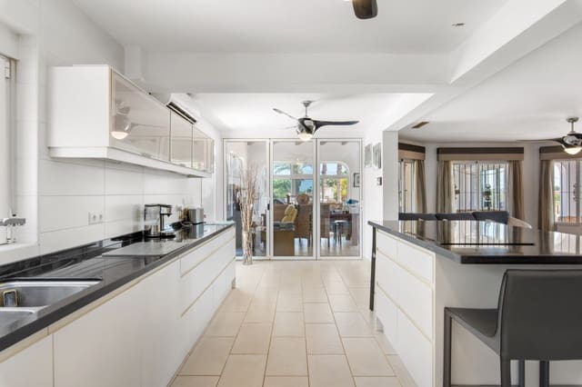 4 slaapkamer Finca/Landhuis te koop in Catral met zwembad garage - € 549.000 (Ref: 9527510)