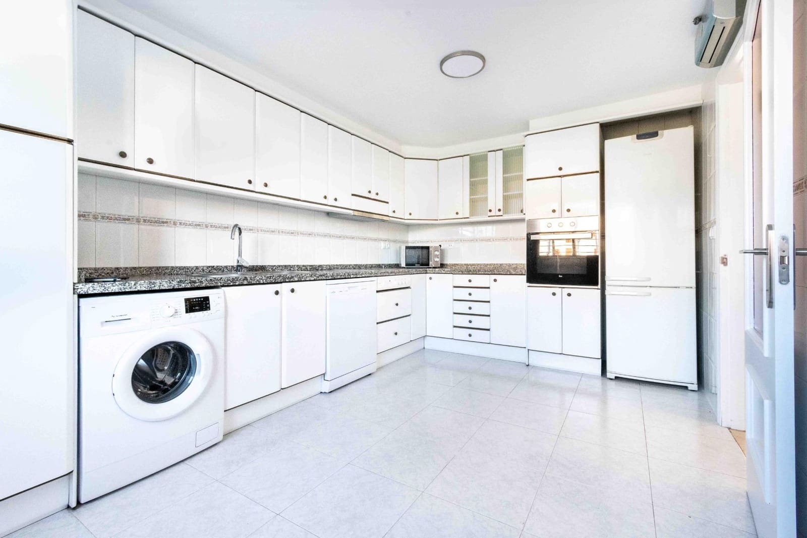3 sypialnia Dom szeregowy na sprzedaż w Alfaz del Pi / L'Alfas del Pi z basenem garażem - 459 800 € (Ref: 9634247)
