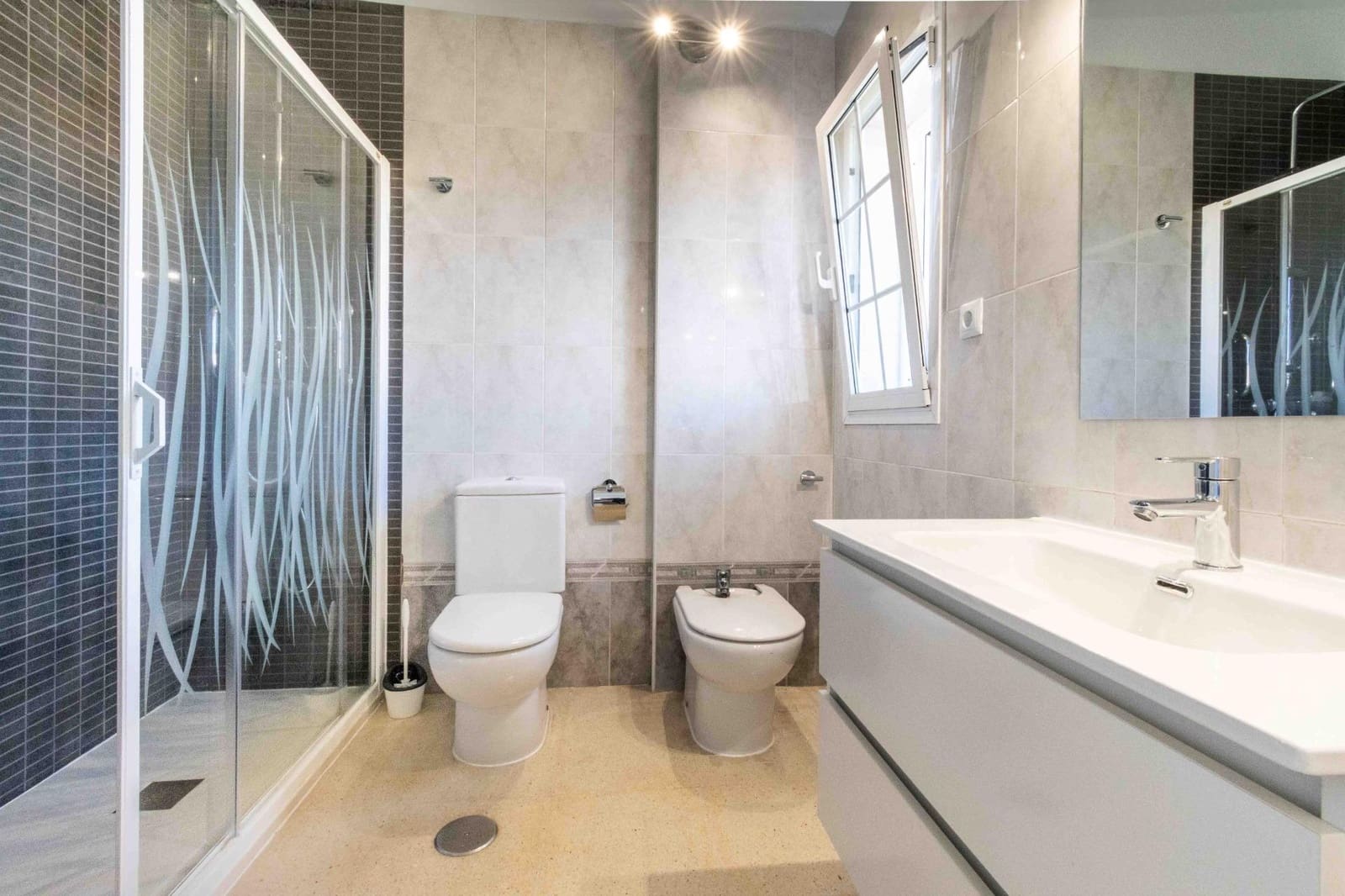 3 sypialnia Dom szeregowy na sprzedaż w Alfaz del Pi / L'Alfas del Pi z basenem garażem - 459 800 € (Ref: 9634247)