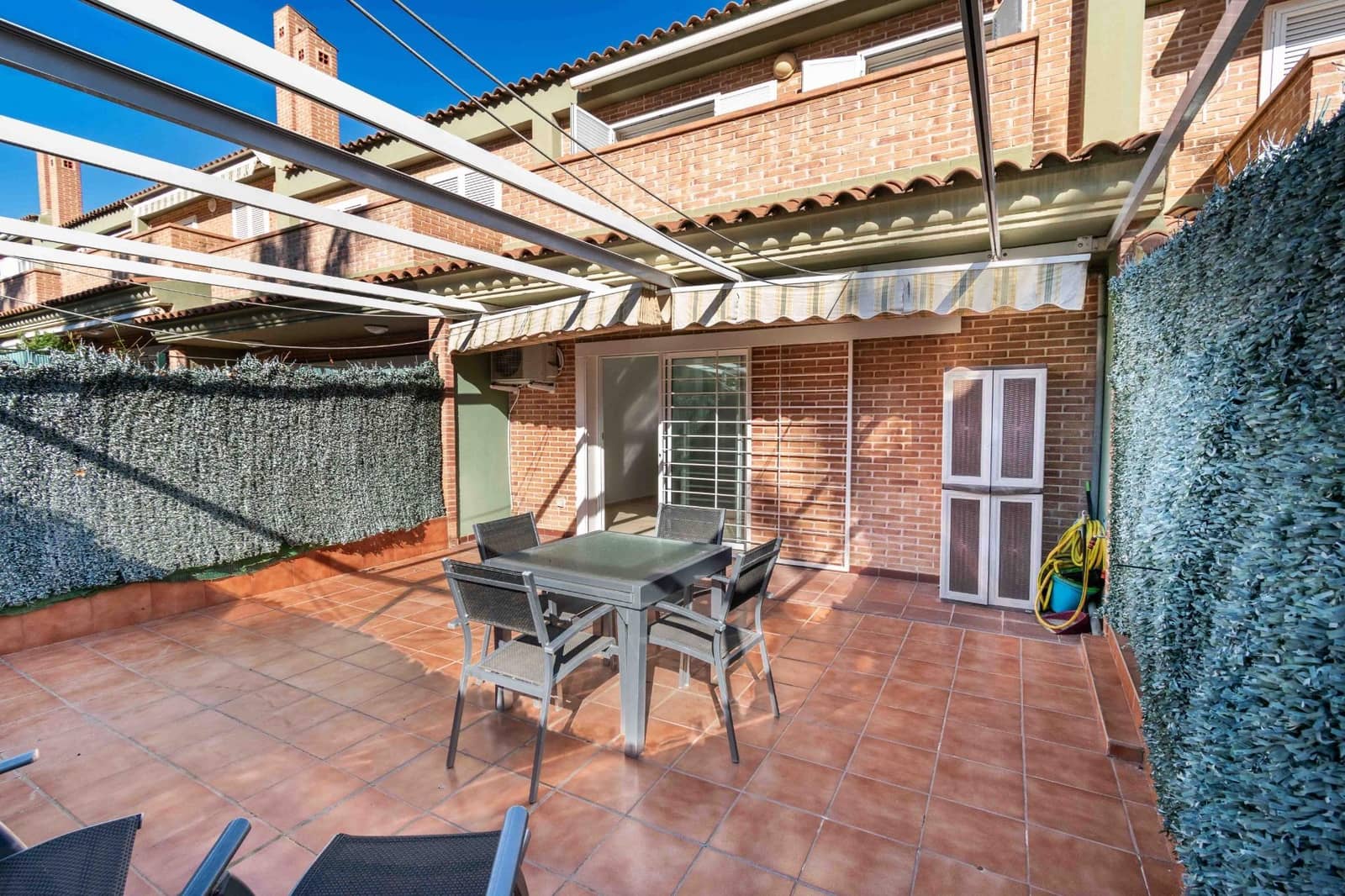 3 sypialnia Dom szeregowy na sprzedaż w Alfaz del Pi / L'Alfas del Pi z basenem garażem - 459 800 € (Ref: 9634247)