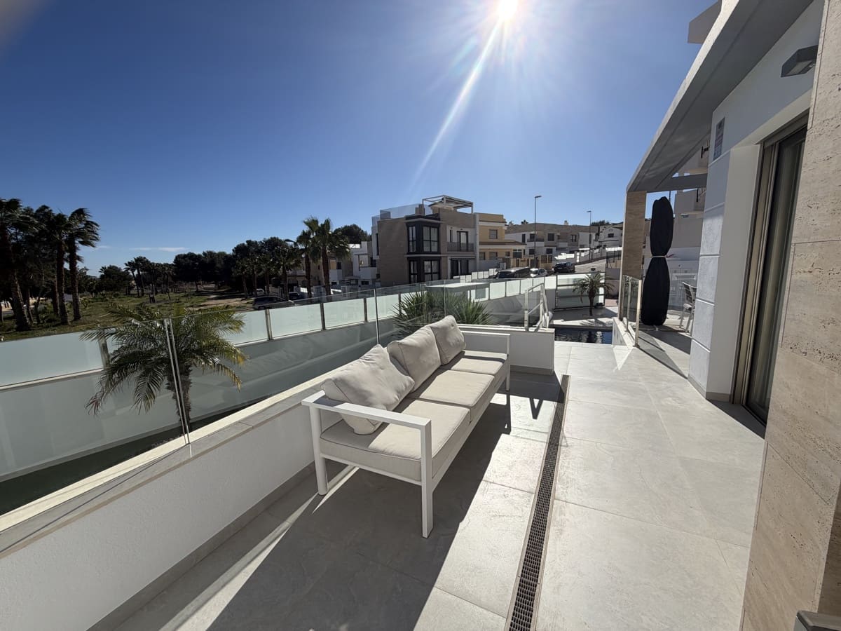 4 soveværelse Villa til salg i Villamartin med swimmingpool garage - € 525.000 (Ref: 9649767)