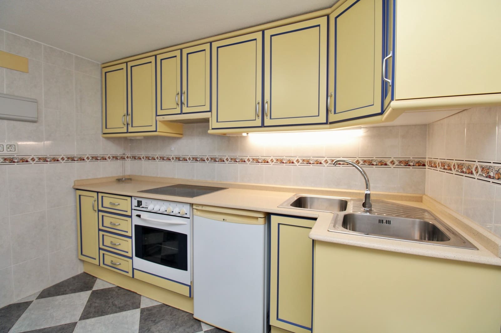 3 soveværelse Villa til salg i Villamartin med swimmingpool garage - € 479.000 (Ref: 9778120)