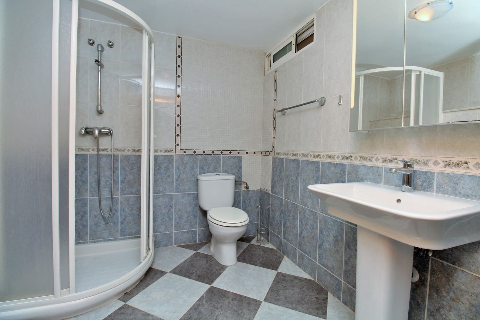 3 soveværelse Villa til salg i Villamartin med swimmingpool garage - € 479.000 (Ref: 9778120)