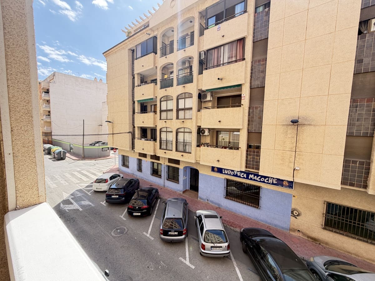 2 makuuhuone Huoneisto myytävänä paikassa Torrevieja mukana uima-altaan - 150 000 € (Ref: 9831983)