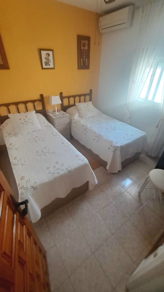 Chalet de 3 habitaciones en Villamartin en venta con piscina garaje - 364.950 € (Ref: 9840879)