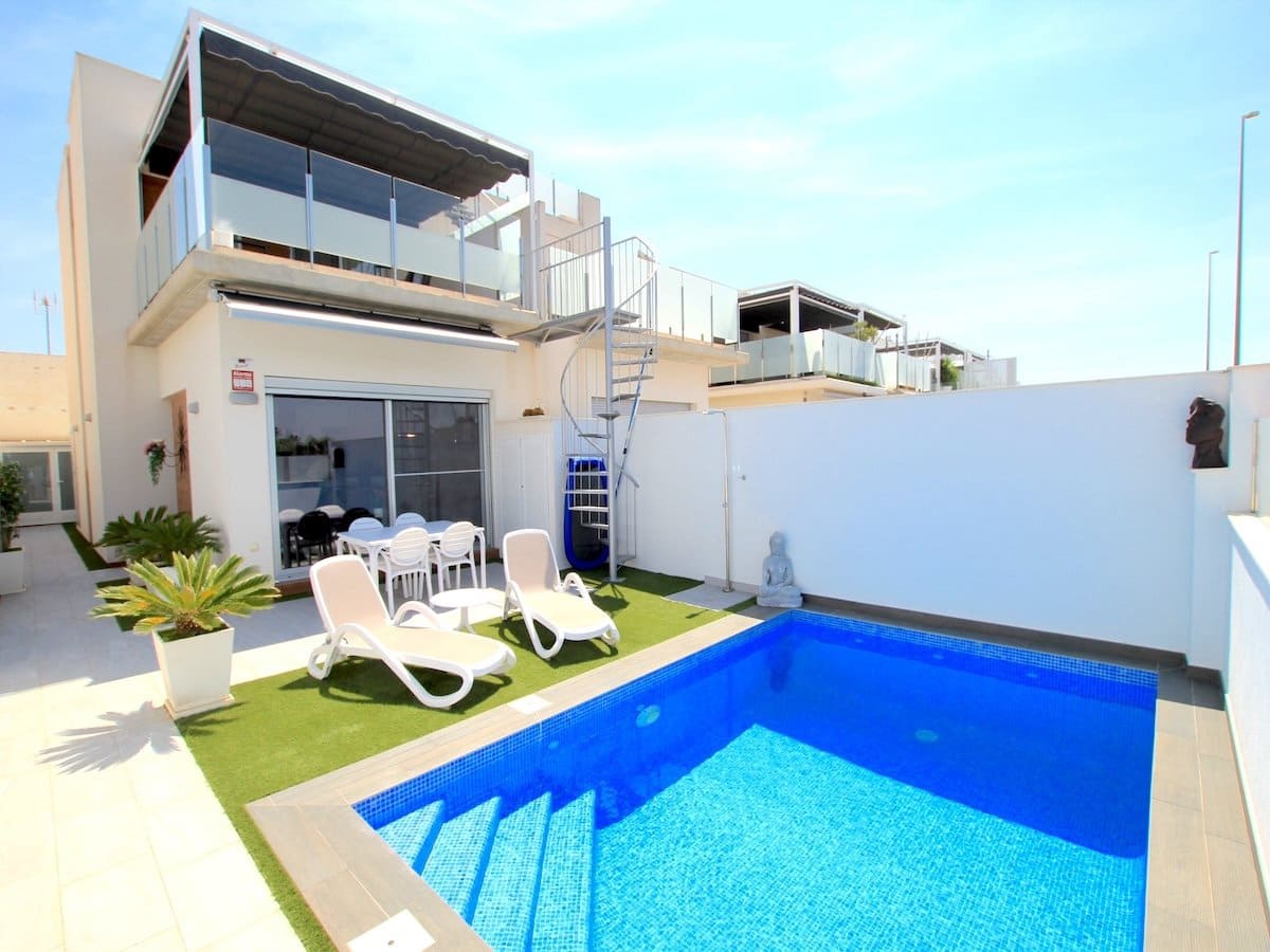 Chalet de 3 habitaciones en Daya Vieja en venta con piscina - 399.950 € (Ref: 9911747)