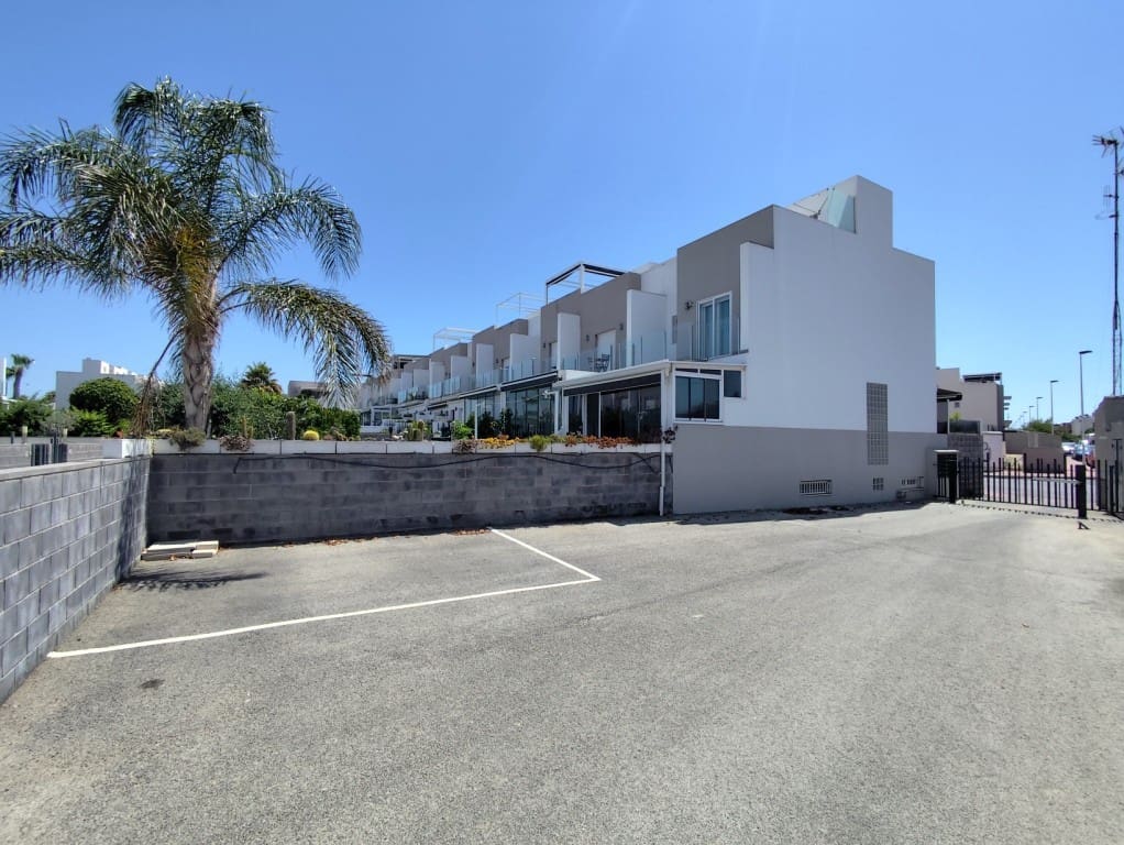 Casa de 4 habitaciones en Torrevieja en venta con piscina garaje - 395.000 € (Ref: 9934993)