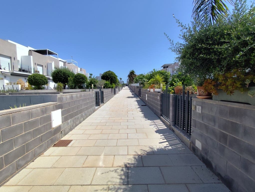 Casa de 4 habitaciones en Torrevieja en venta con piscina garaje - 395.000 € (Ref: 9934993)