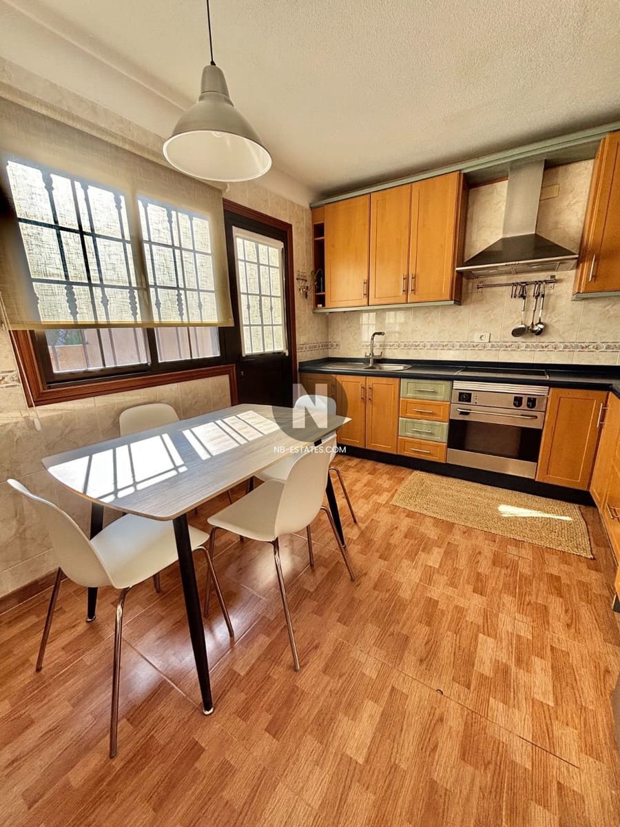 3 sypialnia Willa na sprzedaż w El Medano z basenem garażem - 555 000 € (Ref: 10016297)