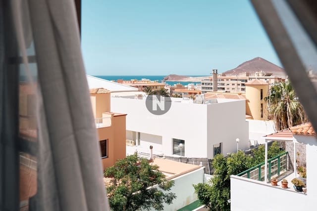 3 camera da letto Villa in vendita in El Medano, Granadilla de Abona con piscina garage - 555.000 € (Rif: 10016297)