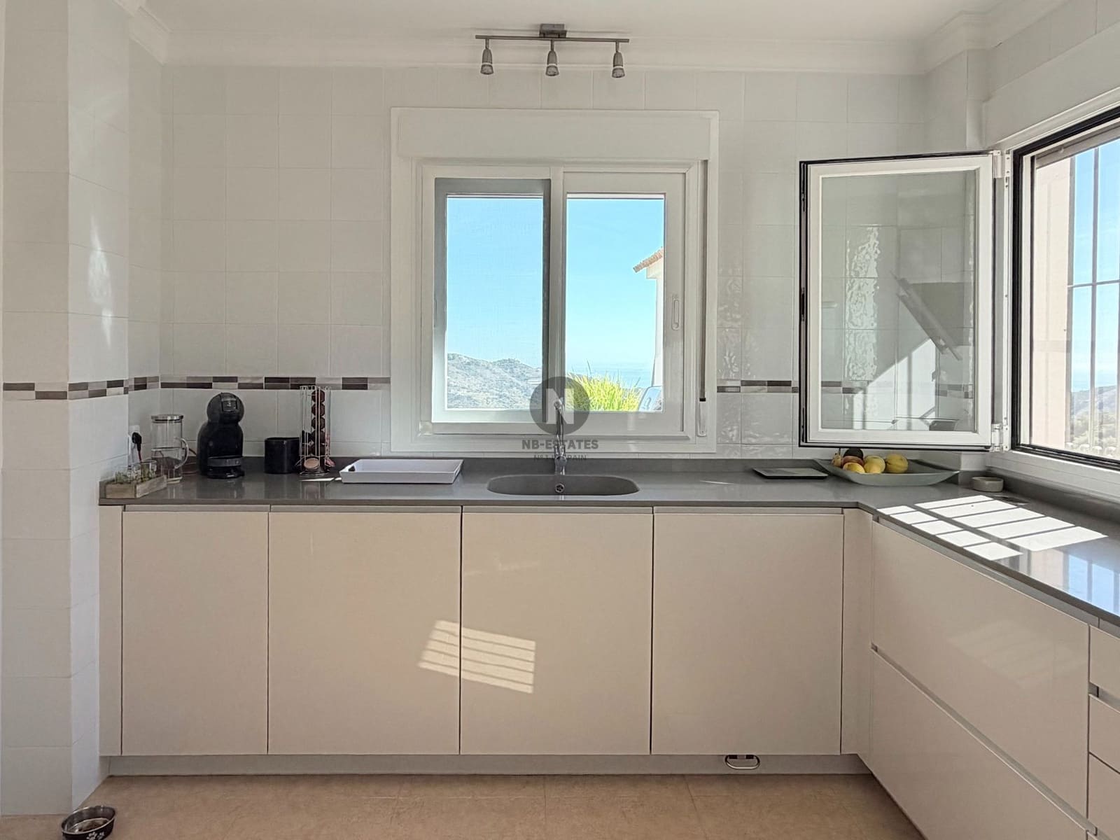 3 slaapkamer Villa te koop in Sayalonga met zwembad - € 875.000 (Ref: 10160445)
