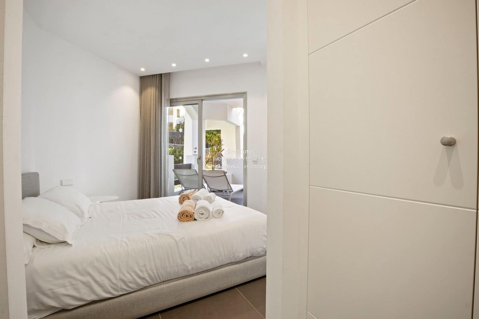 2 bedroom Flat for sale in Palm-Mar with pool garage - € 598,000 (Ref: 8456204)