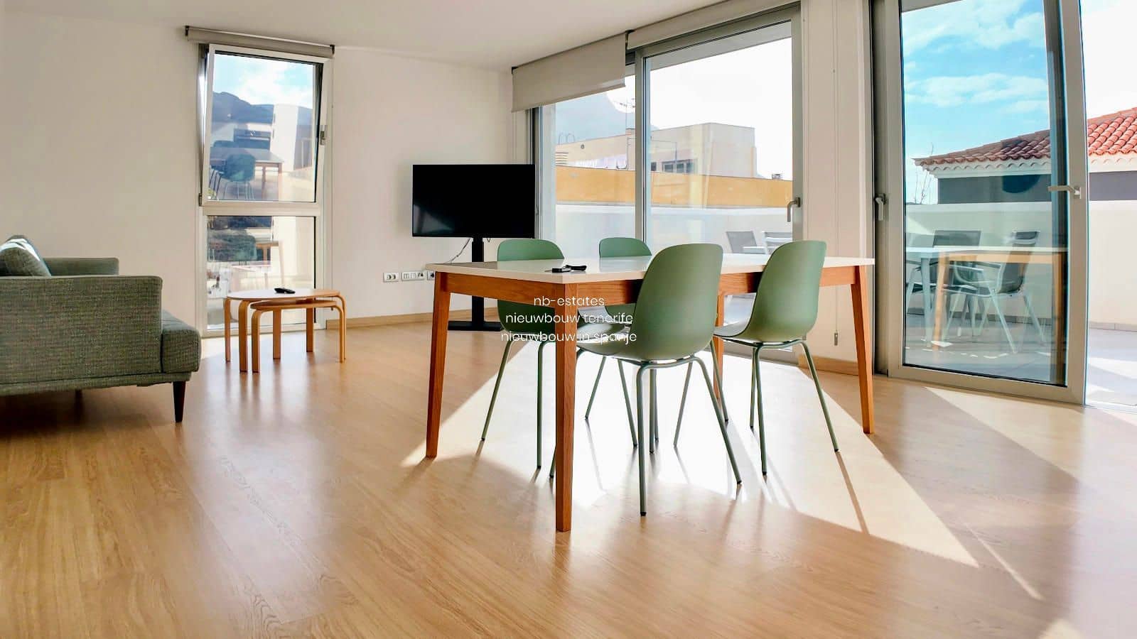 2 soveværelse Penthouse til salg i Adeje med swimmingpool - € 425.000 (Ref: 8686972)