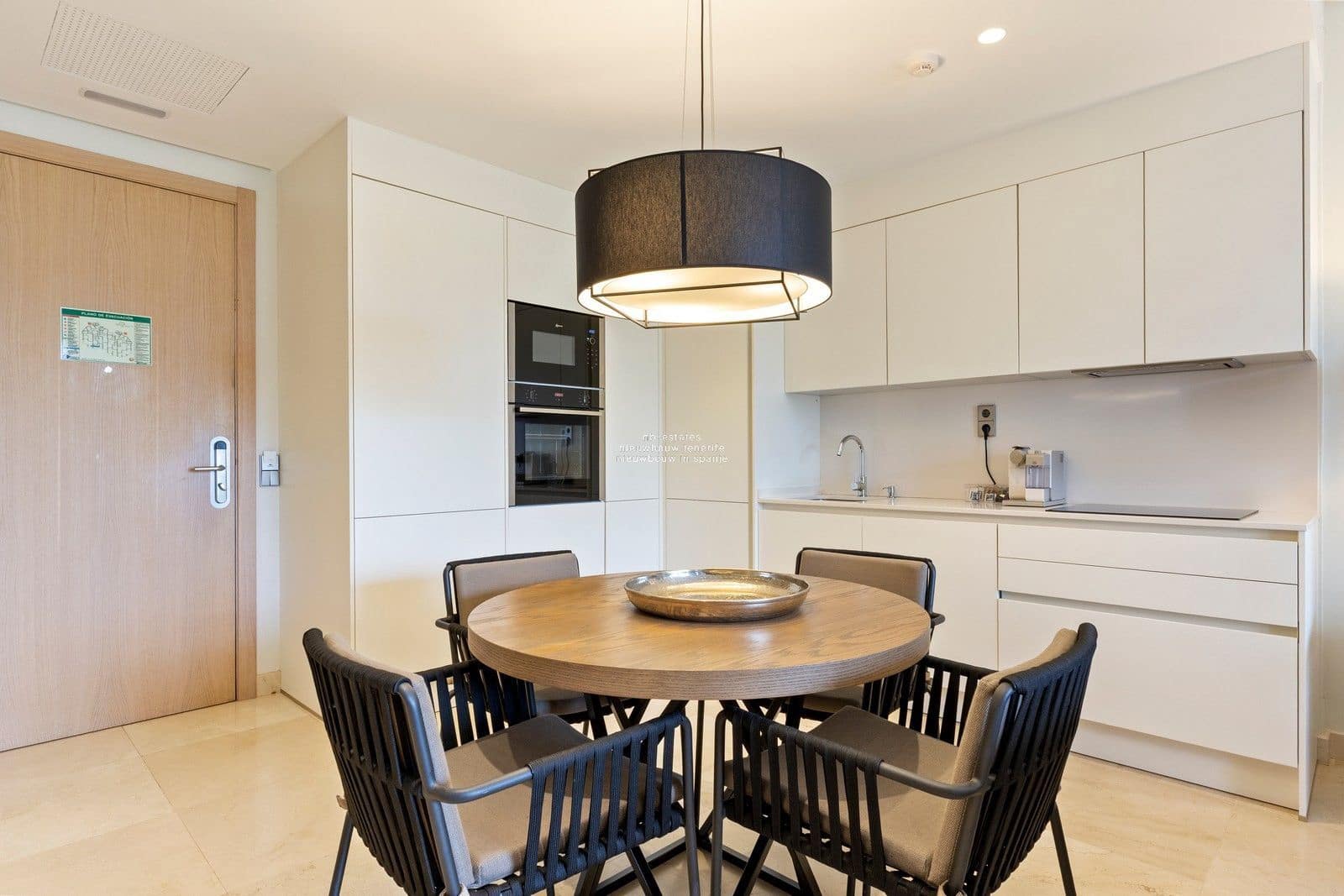 2 makuuhuone Asunto myytävänä paikassa Guia de Isora mukana uima-altaan 
autotalli - 898 000 € (Ref: 9188851)