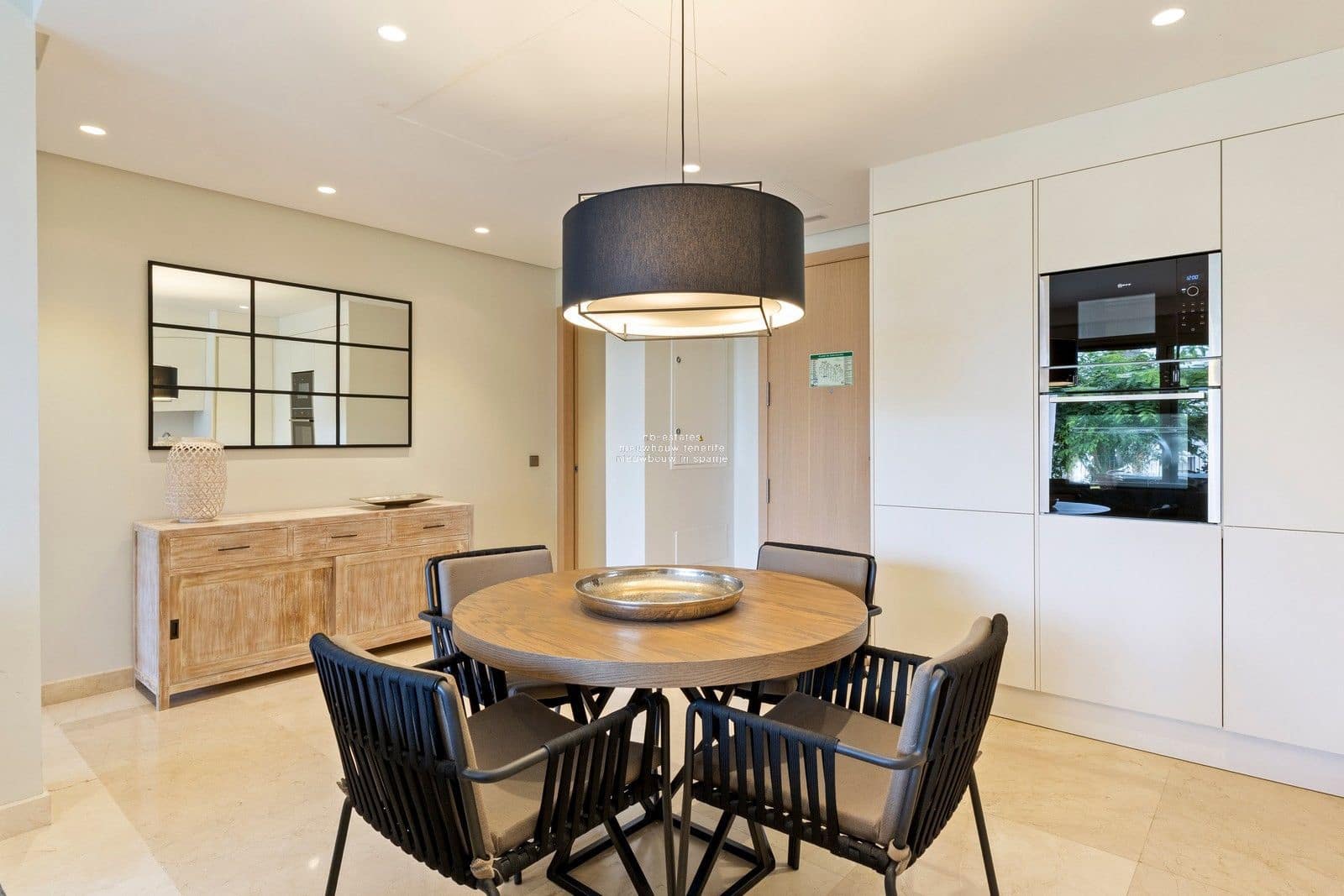 2 makuuhuone Asunto myytävänä paikassa Guia de Isora mukana uima-altaan 
autotalli - 898 000 € (Ref: 9188851)