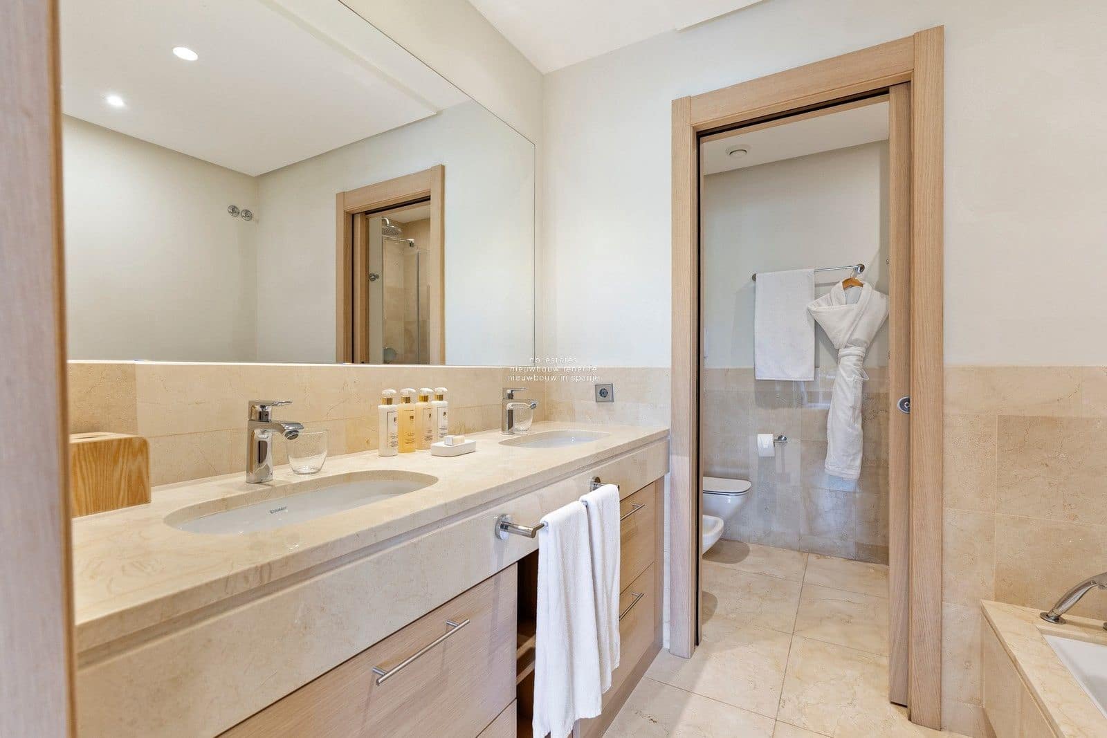 2 makuuhuone Asunto myytävänä paikassa Guia de Isora mukana uima-altaan 
autotalli - 898 000 € (Ref: 9188851)