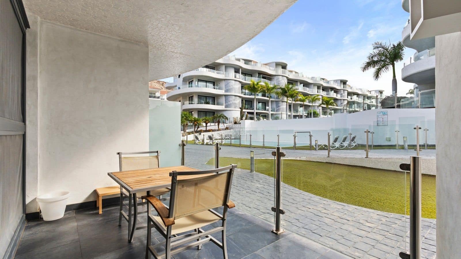 2 soverom Leilighet til salgs i Palm-Mar med svømmebasseng garasje - € 449 000 (Ref: 9231888)