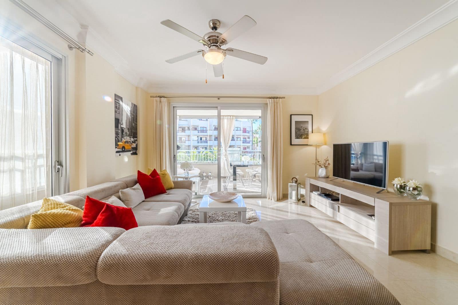 Piso de 1 habitación en Palm-Mar en venta con piscina garaje - 325.000 € (Ref: 9436536)