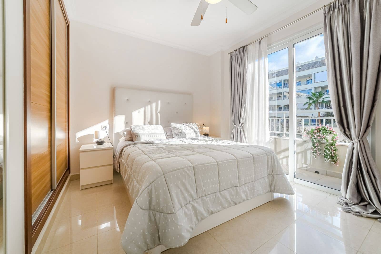 Piso de 1 habitación en Palm-Mar en venta con piscina garaje - 325.000 € (Ref: 9436536)